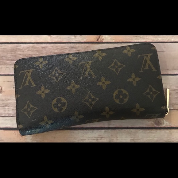 % Authentic Louis Vuitton Zippy Wallet - Picture 3 of 8